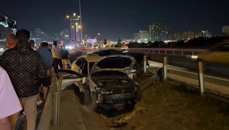 Dikkatsiz Sürücülerin Makas Attığı Trafik Kazası: İki Araç Yol Ayrımına Düştü