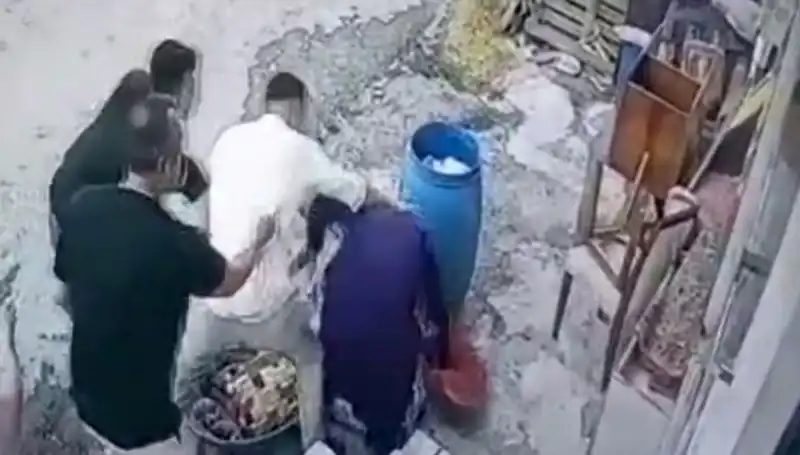 Başakşehir'de Bidon Kavgası: Baba ve Oğul Kadını Darp Etti